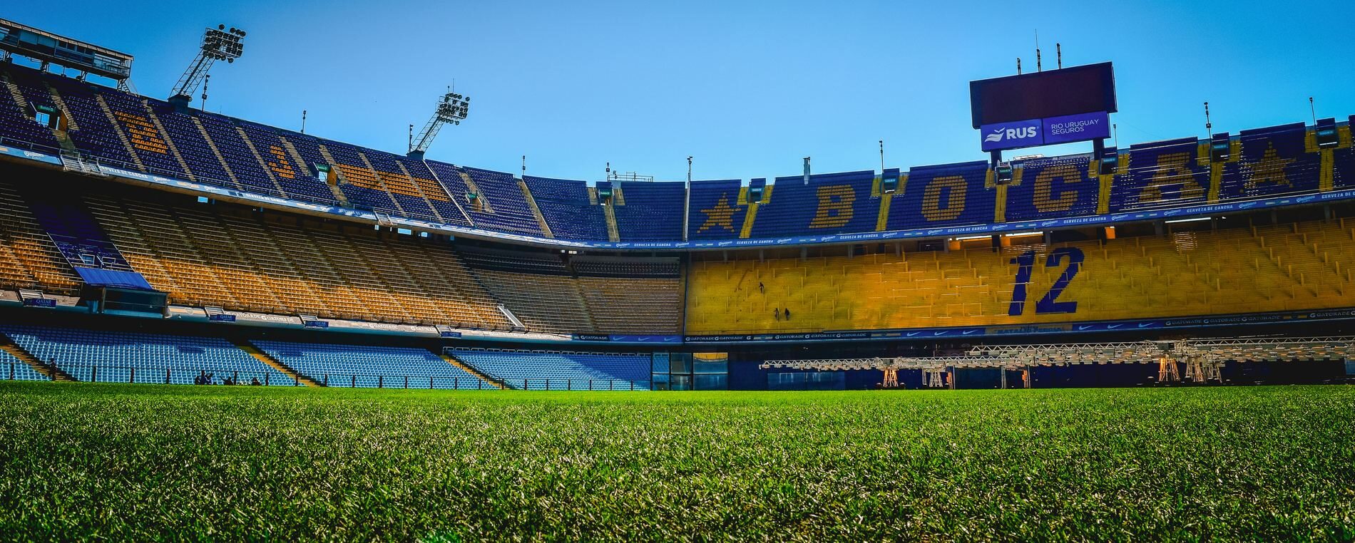 Tribunas de La Bombonera formando las palabras BOCA y el número 12 en honor a la hinchada, con la cancha en primer plano