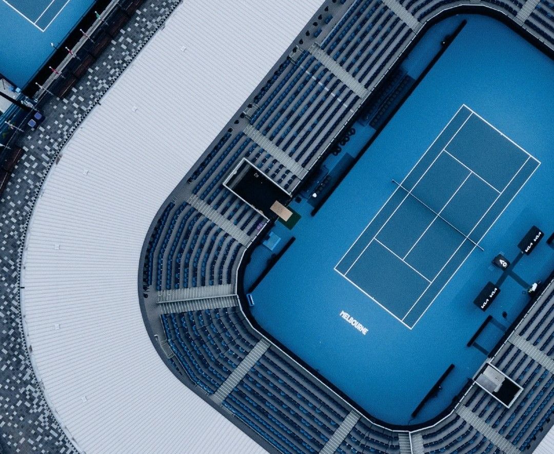 Vista aérea del Rod Laver Arena de Melbourne, con la cancha azul en el centro y el anillo de tribunas alrededor