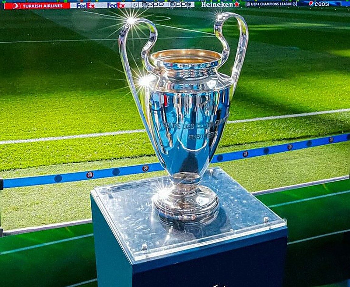 Trofeo de la UEFA Champions League junto al campo