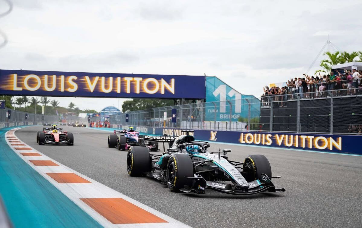 Un Mercedes encabeza el pelotón en la recta del circuito de Miami, bajo el arco de Louis Vuitton