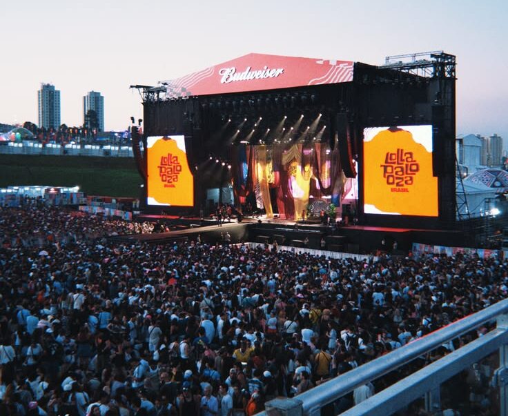 El escenario principal del Lollapalooza al atardecer, con el campo lleno de gente