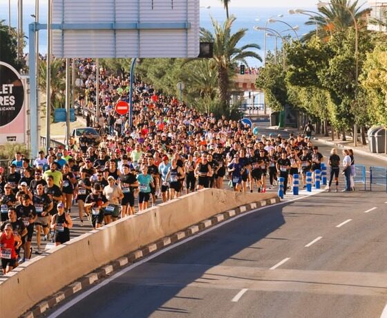 Corredores del maratón avanzando por la avenida costera de Viña del Mar con el mar de fondo